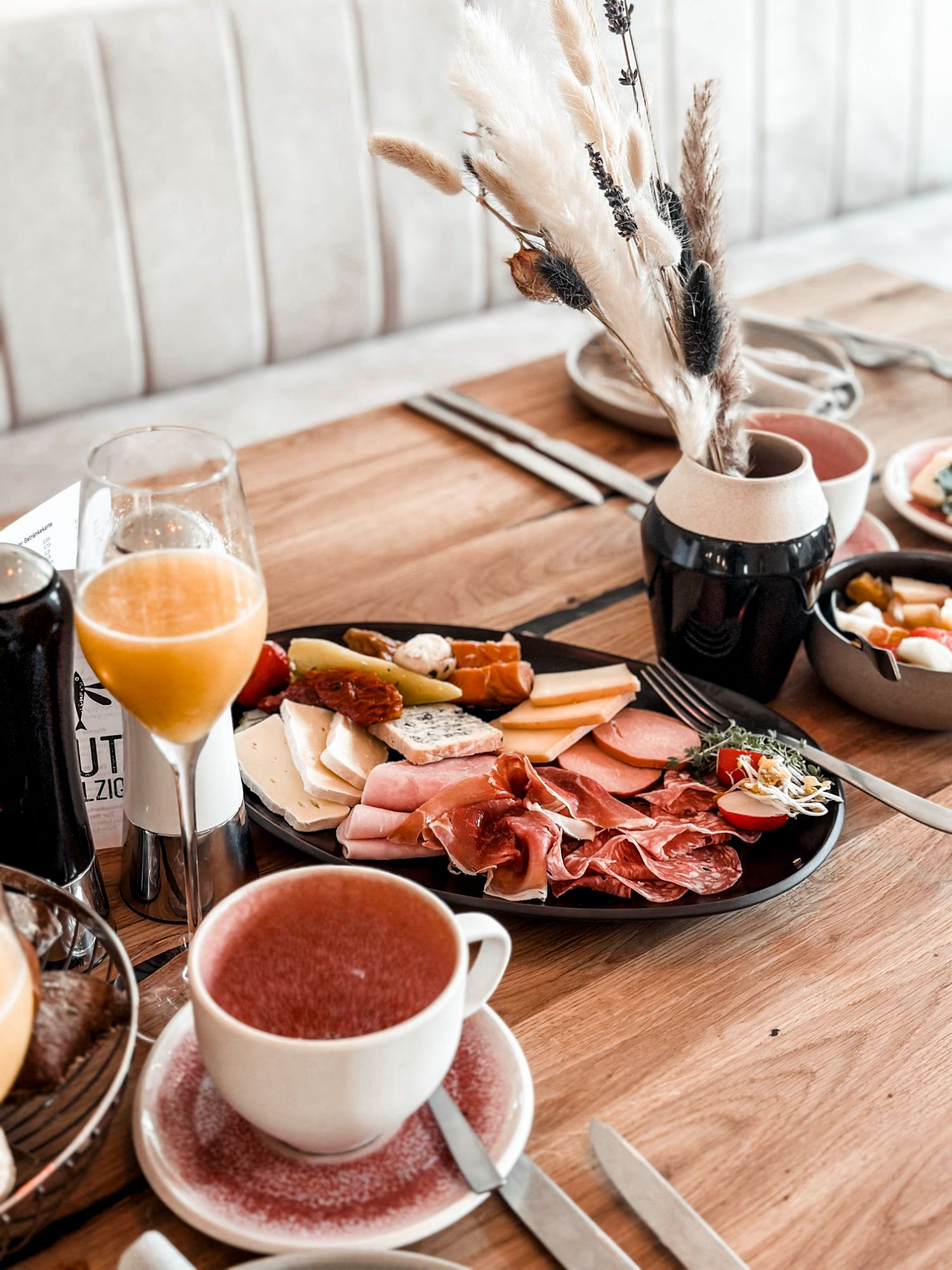 Pfingstbrunch im gut salzig — Käse, Aufschnitt, Mimosa und Kaffee